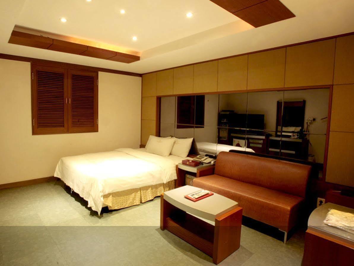 Reborn Suwon Silkroad Hotel Exterior foto